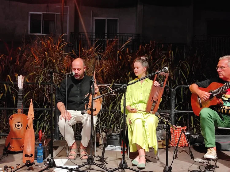 Amedeo Fera e Janne Suits in concerto con strumenti ad arco e chitarra