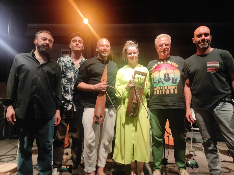 Un gruppo di musicisti con strumenti a corda dopo un concerto