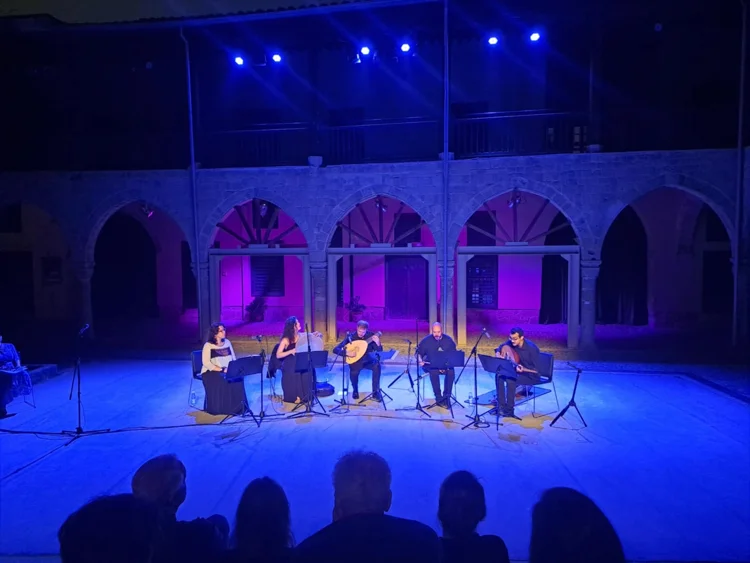 Cinque musicisti in concerto in un cortile illuminato