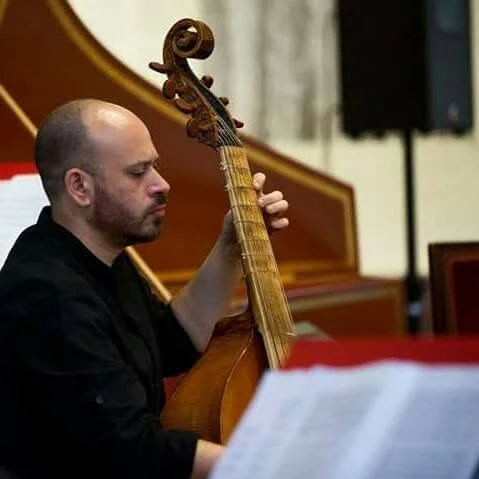 Amedeo Fera mentre suona la viola da gamba