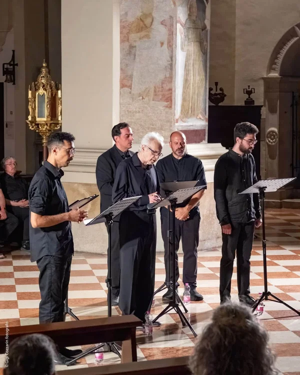 Kalophonia ensemble con Iannis Arvanitis durante un concerto in una chiesa